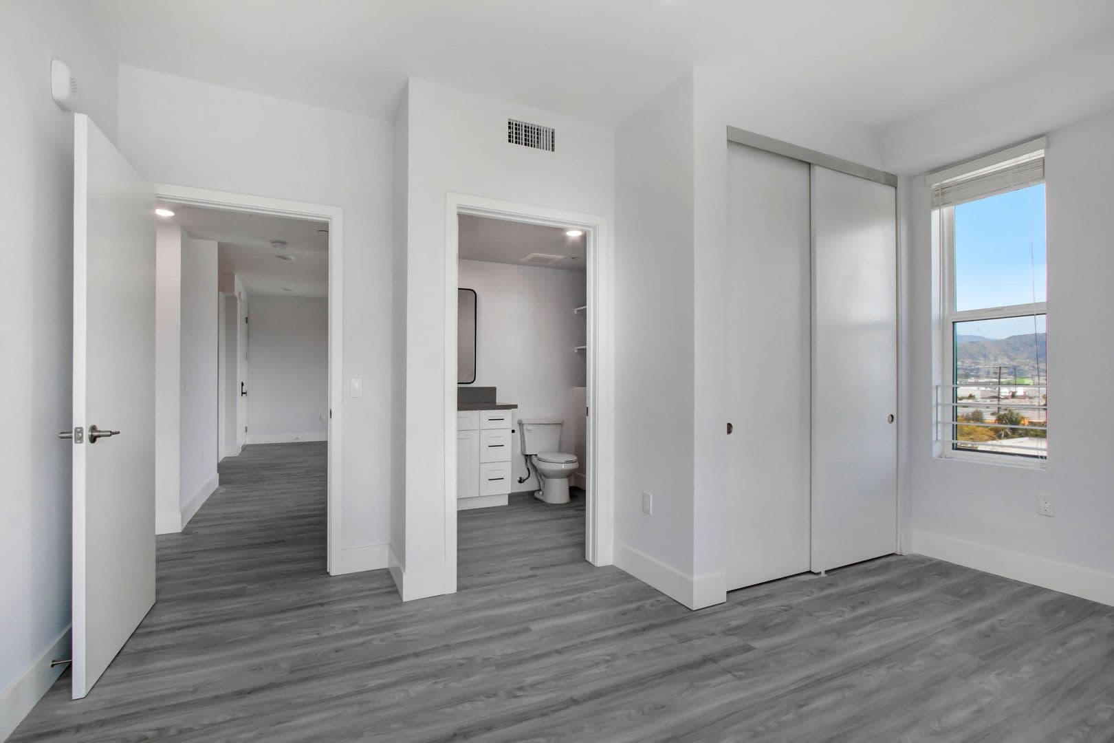 North Hollywood Apartment: 11848 Vanowen St