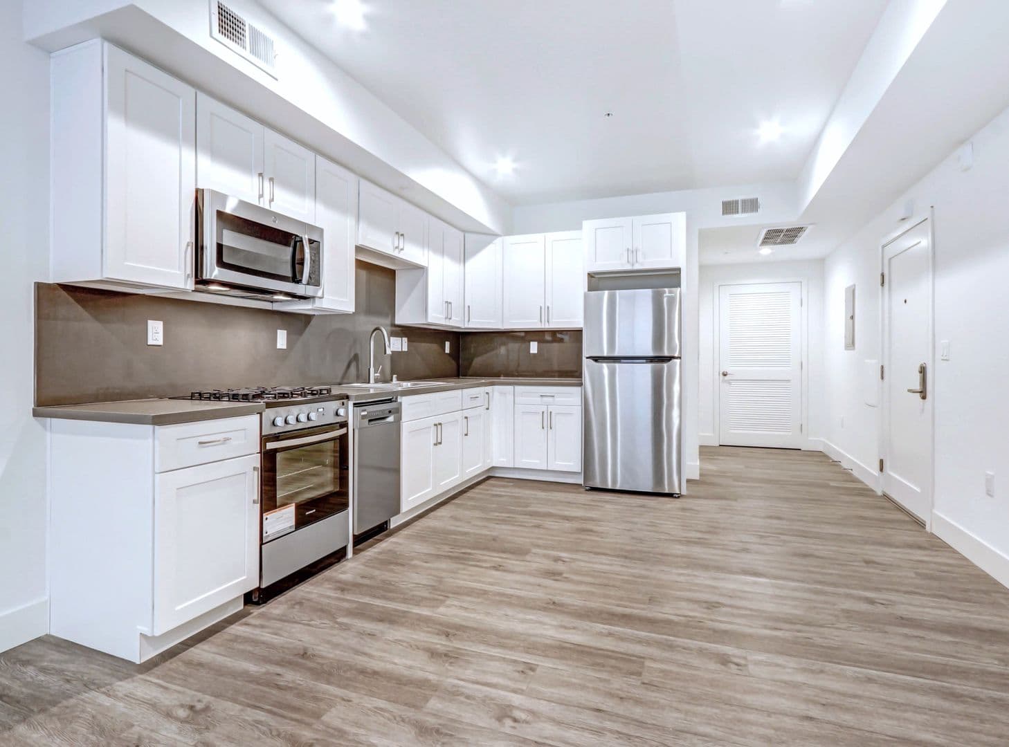 Van Nuys Apartment: 13654 Bassett Street