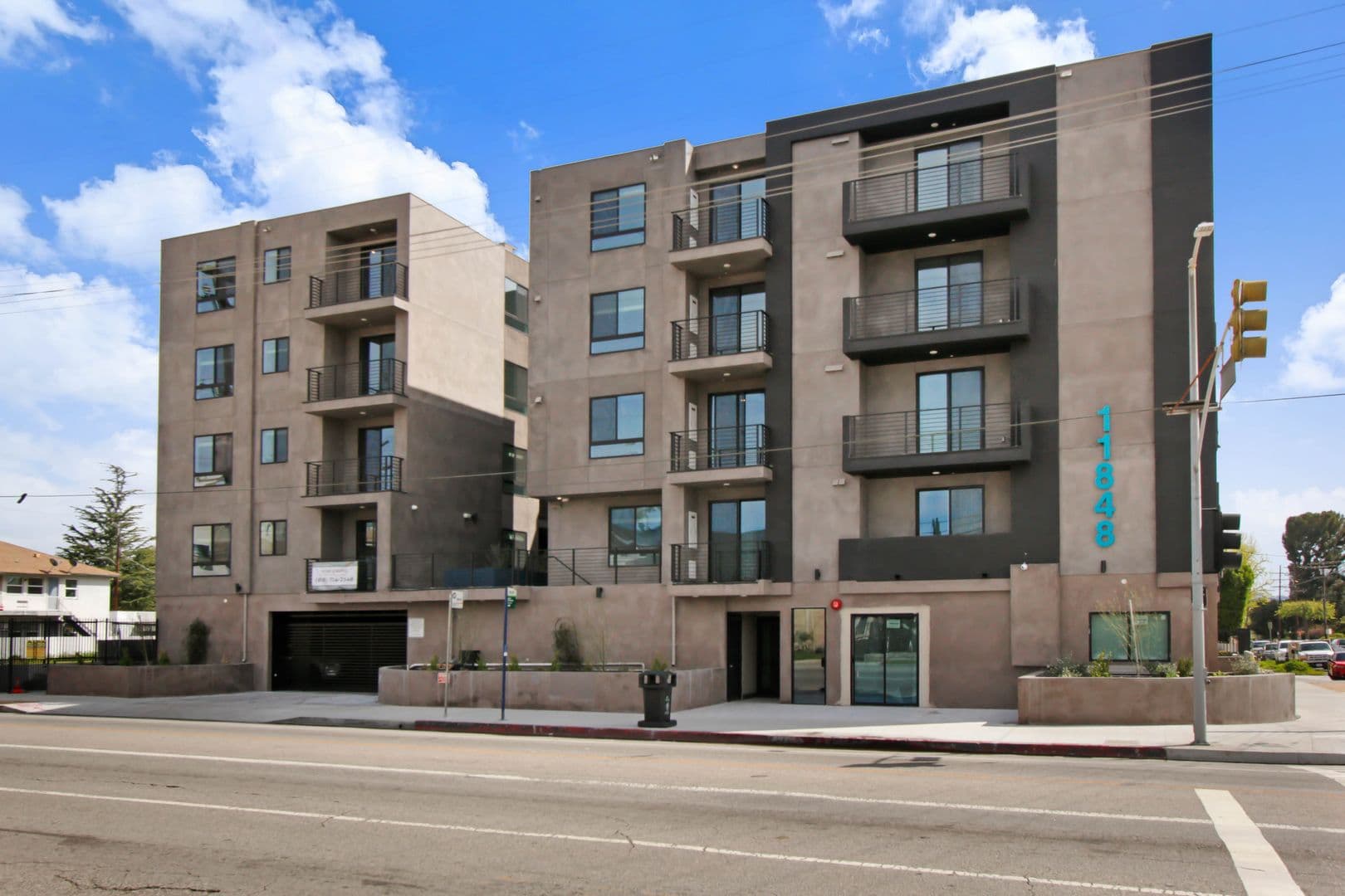 North Hollywood Apartment: 11848 Vanowen St