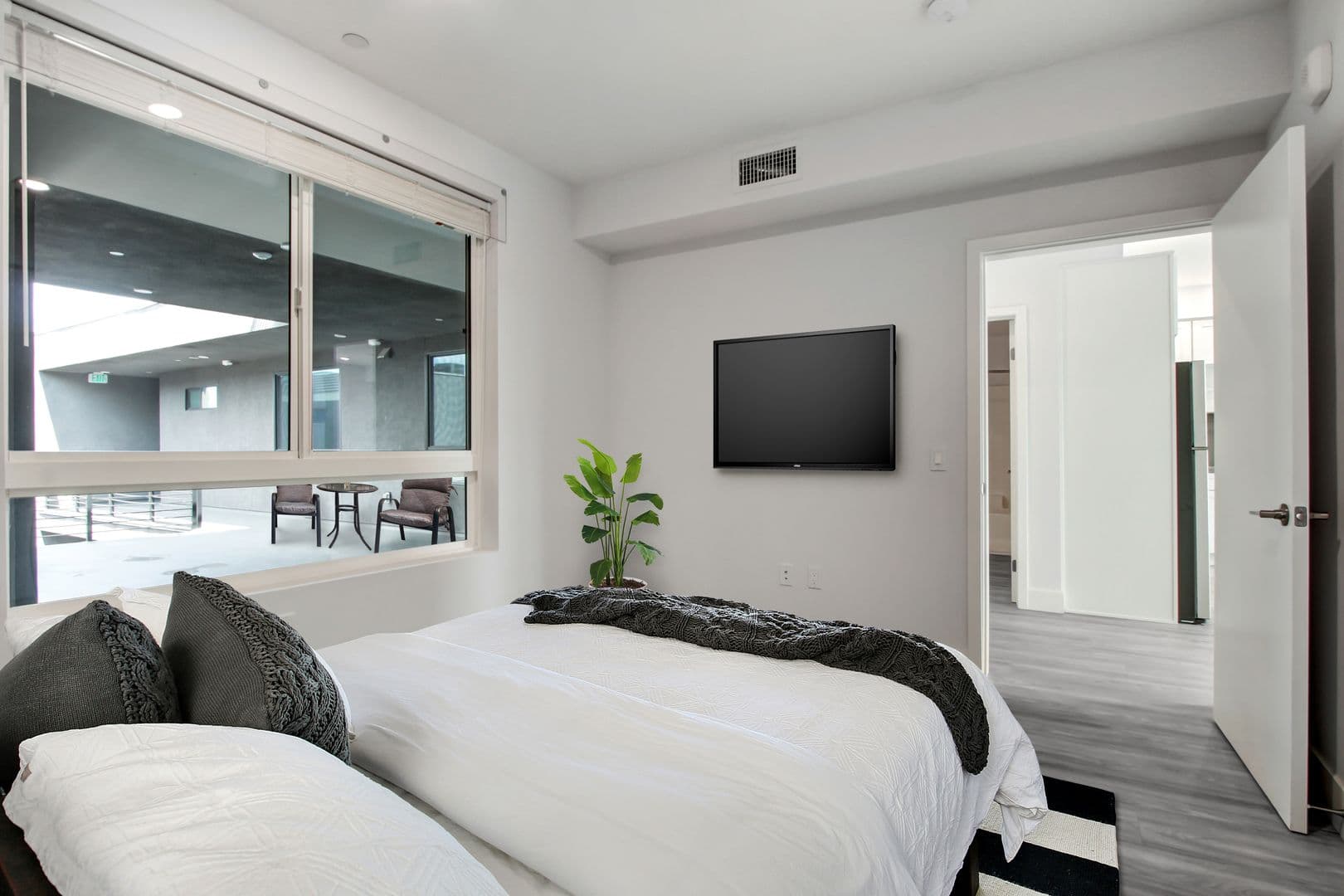 North Hollywood Apartment: 11848 Vanowen St