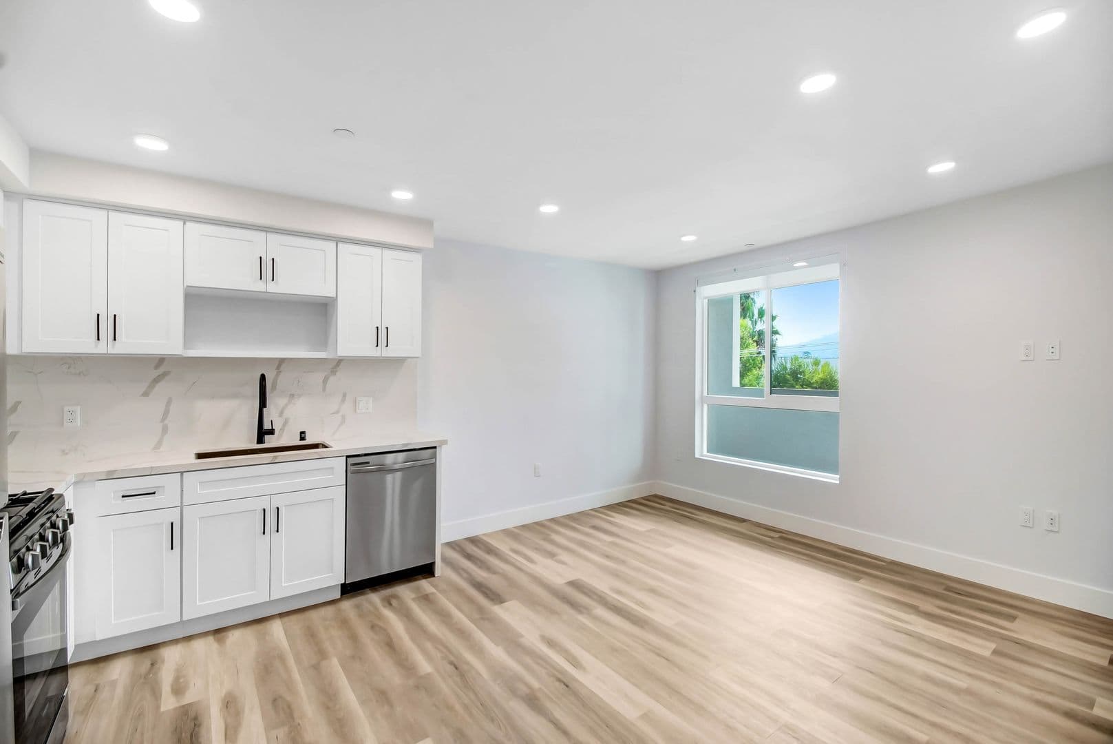 Valley Village Apartment: 5400 Carpenter Ave.
