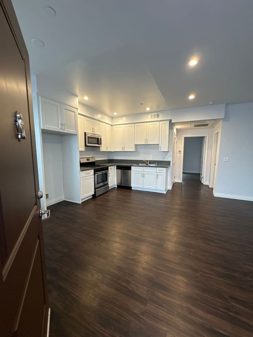 North Hollywood Apartment: 12160 Hart St
