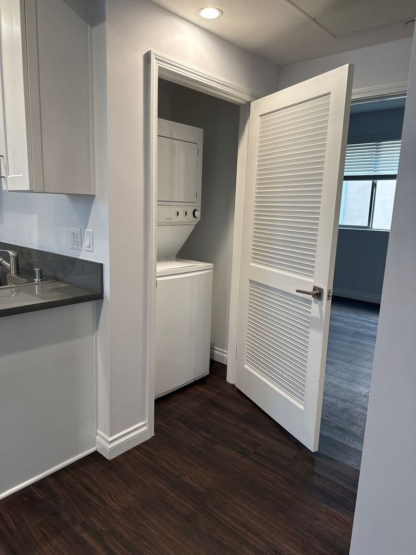 North Hollywood Apartment: 12160 Hart St