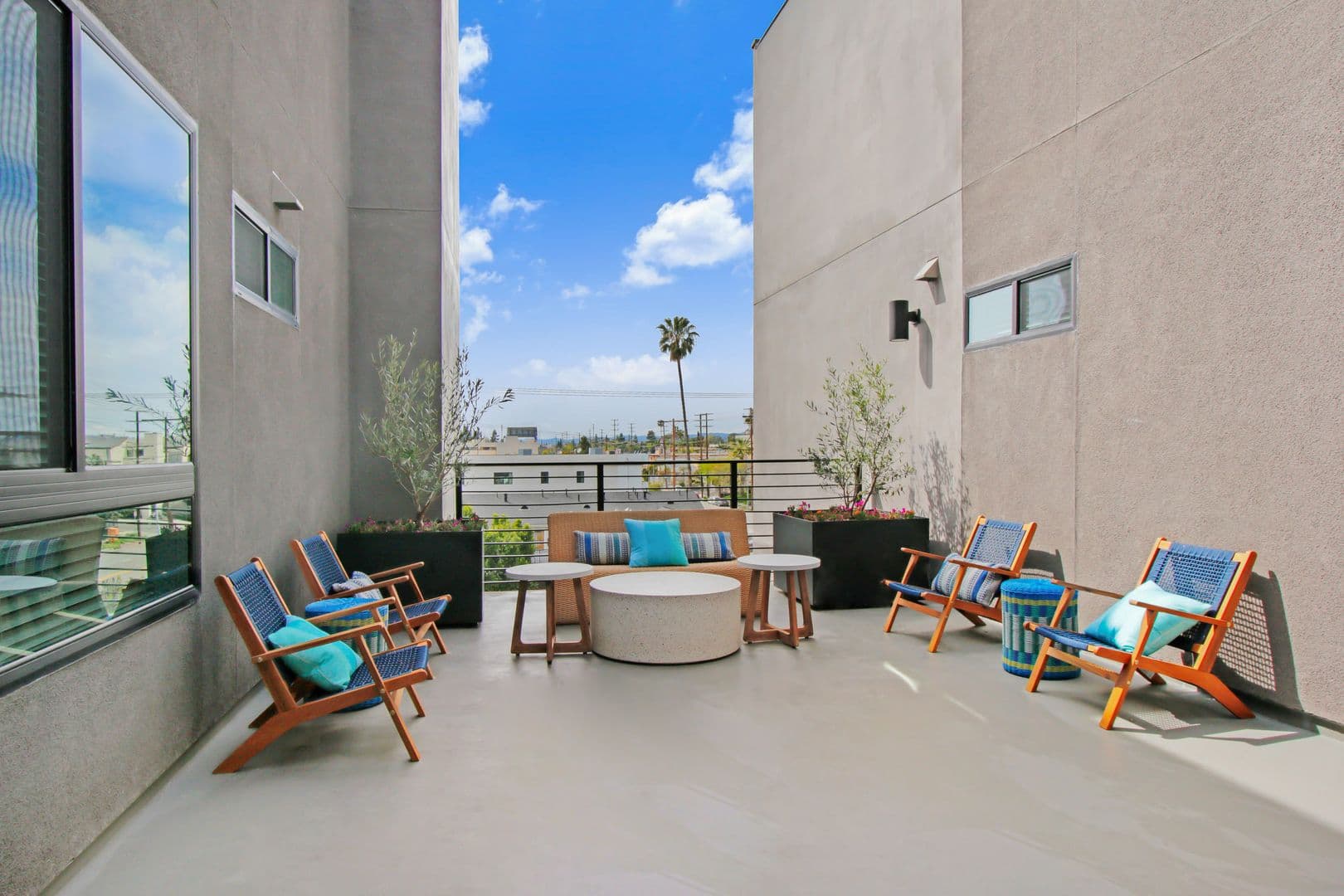 North Hollywood Apartment: 11848 Vanowen St