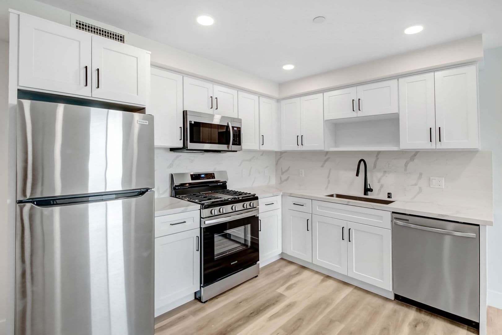 Valley Village Apartment: 5400 Carpenter Ave.