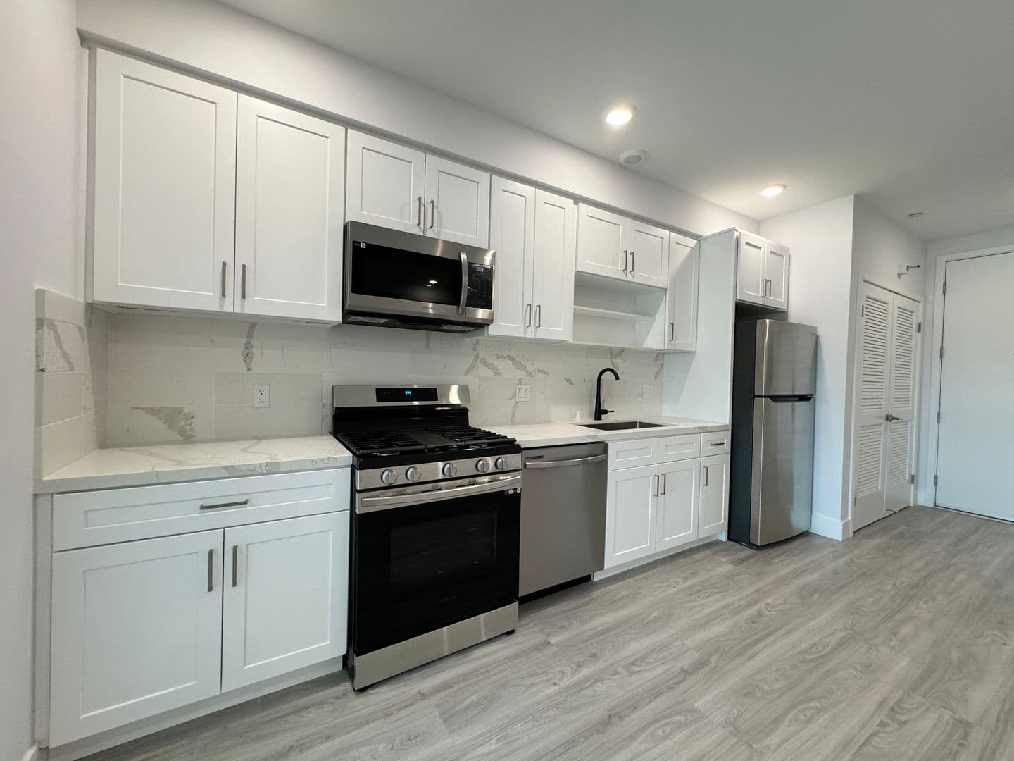 North Hollywood Apartment: 11848 Vanowen St