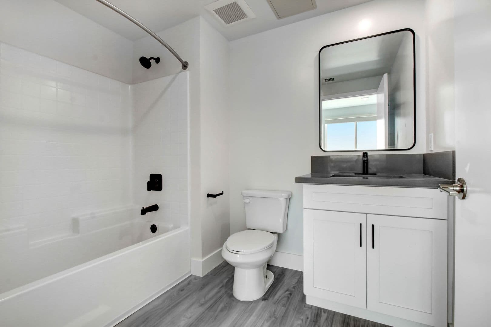 North Hollywood Apartment: 11848 Vanowen St