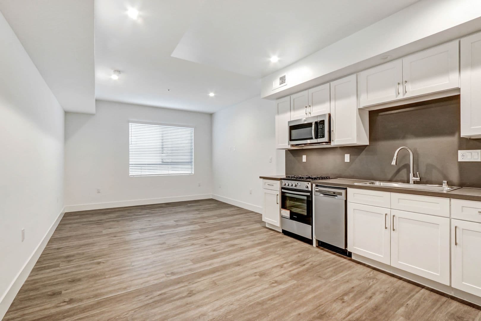 Van Nuys Apartment: 13654 Bassett Street