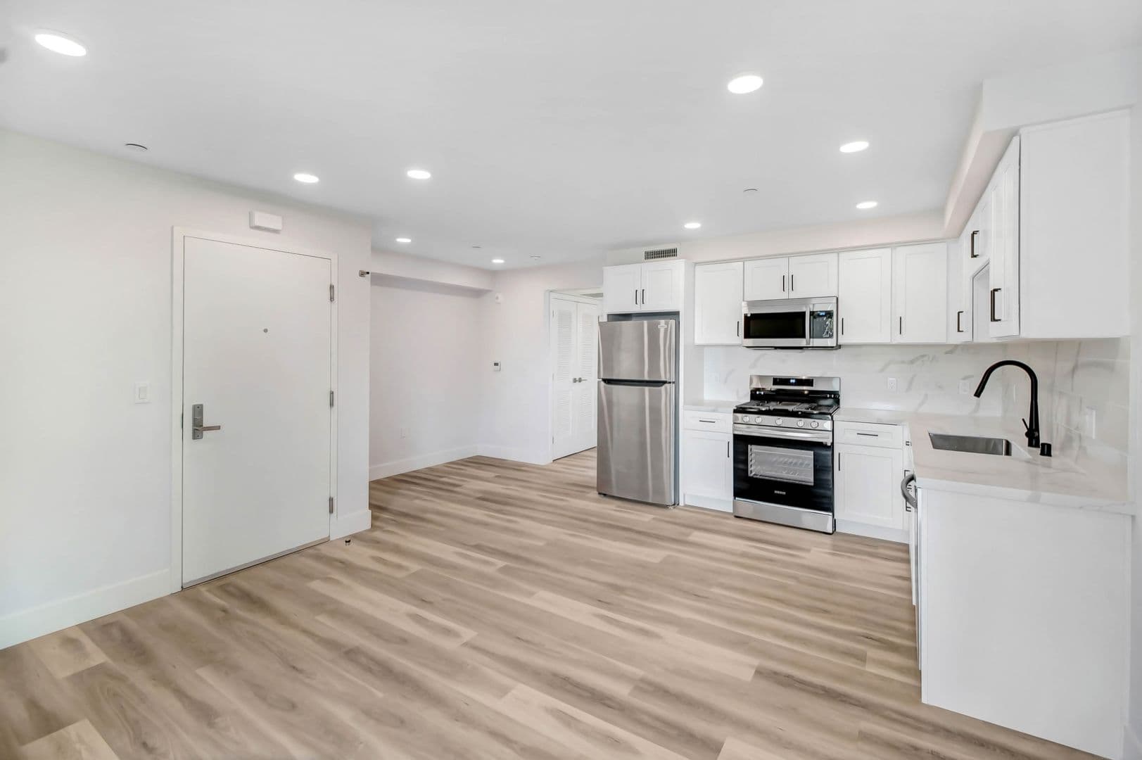 Valley Village Apartment: 5400 Carpenter Ave.
