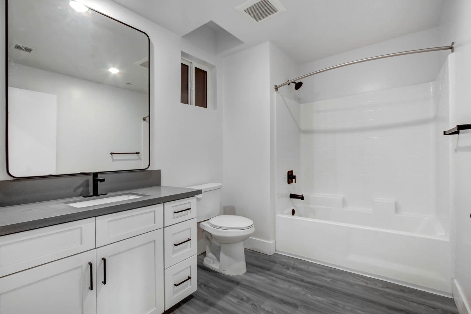 North Hollywood Apartment: 11848 Vanowen St