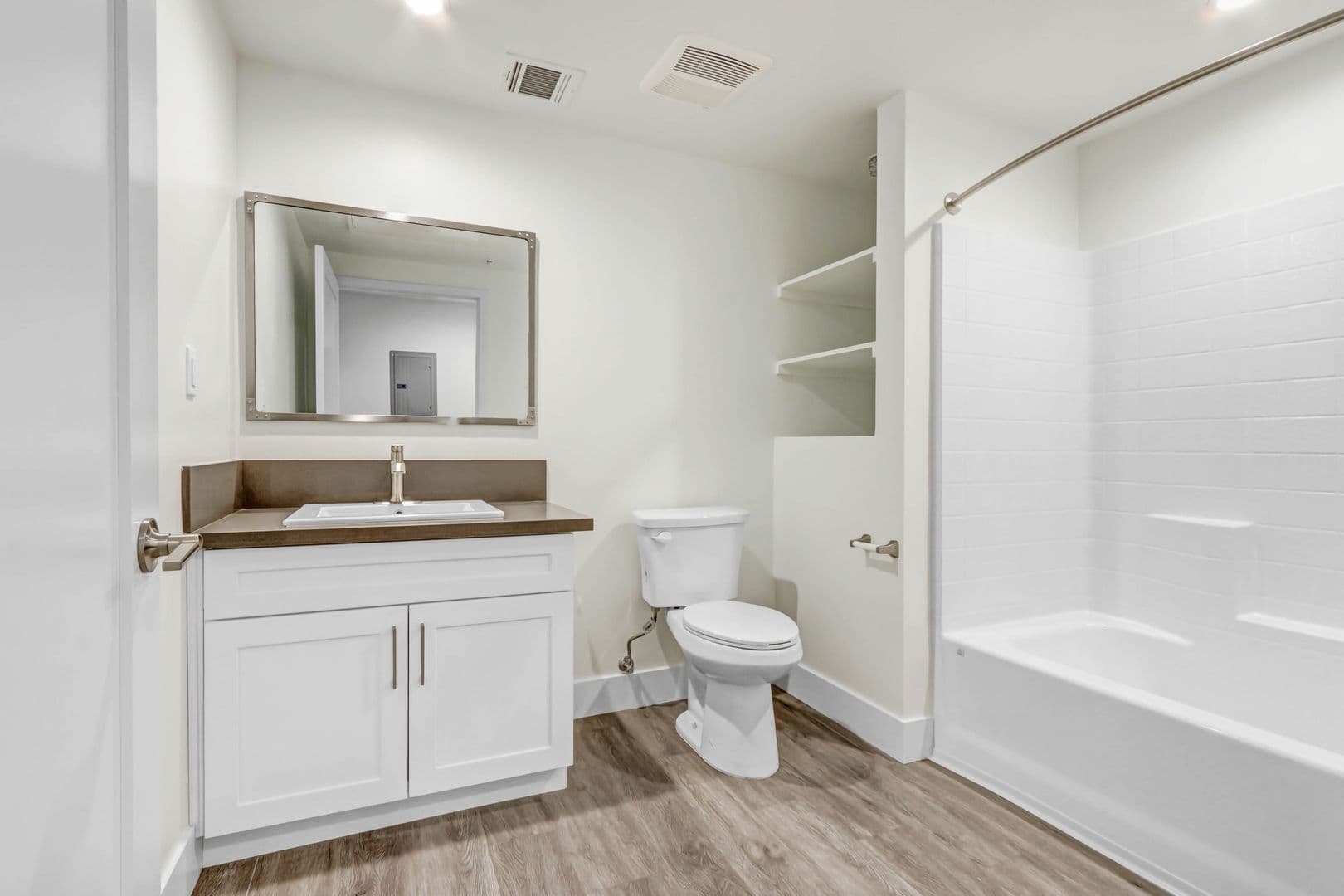 Van Nuys Apartment: 13654 Bassett Street