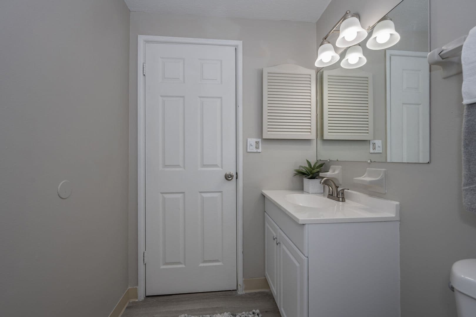 Columbus Apartment: 947 E Forest Creek Dr