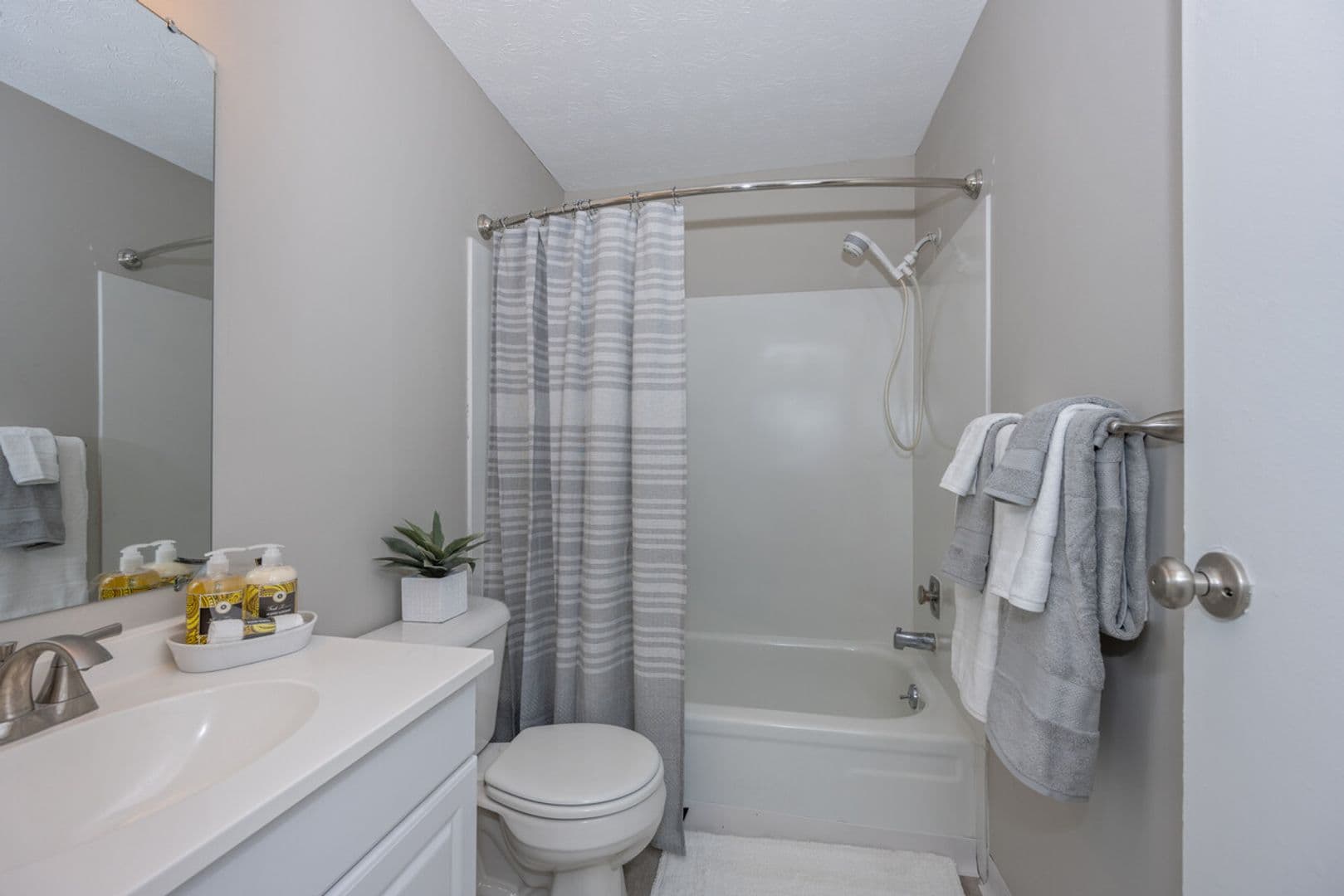 Columbus Apartment: 1833 Schrock Rd