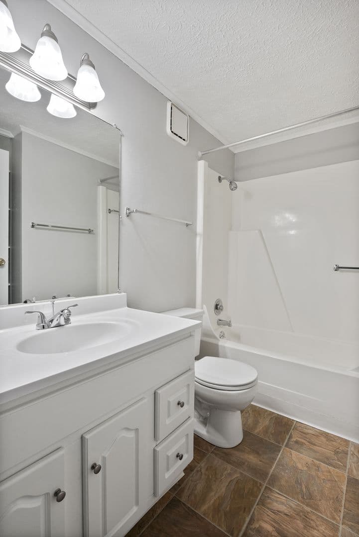 Reynoldsburg Apartment: 2760 Flag Lane