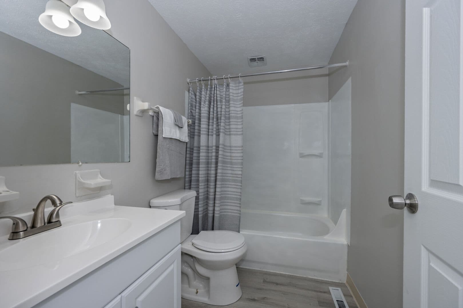 Columbus Apartment: 947 E Forest Creek Dr