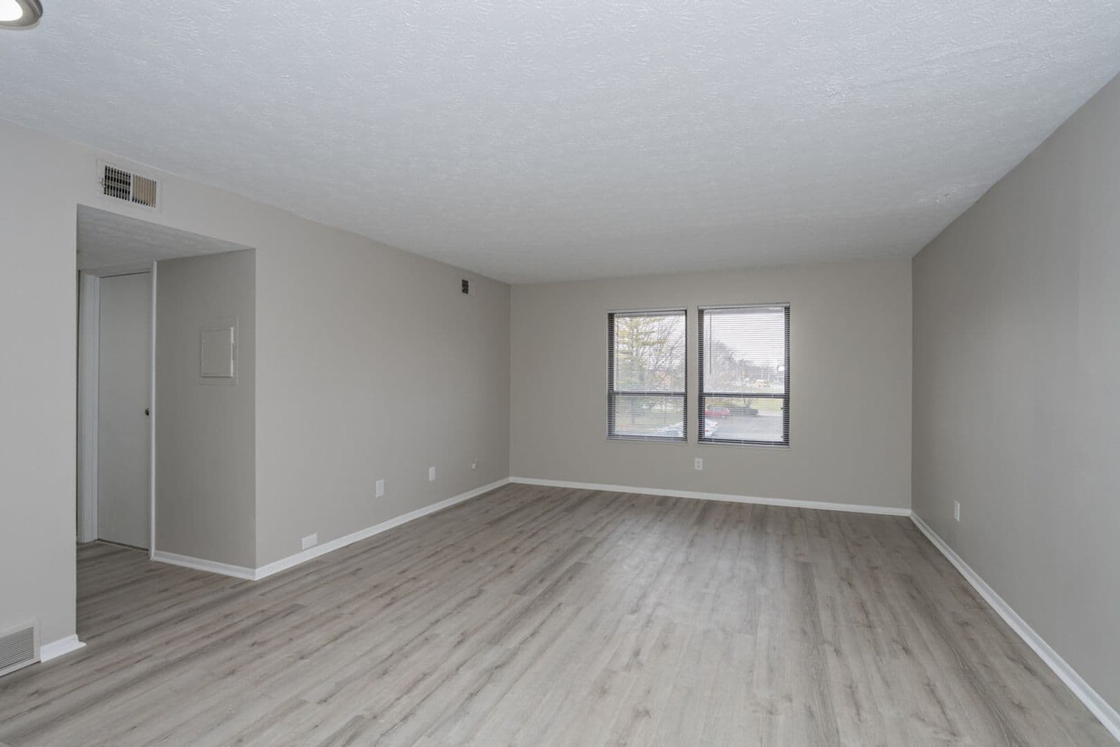Columbus Apartment: 1833 Schrock Rd
