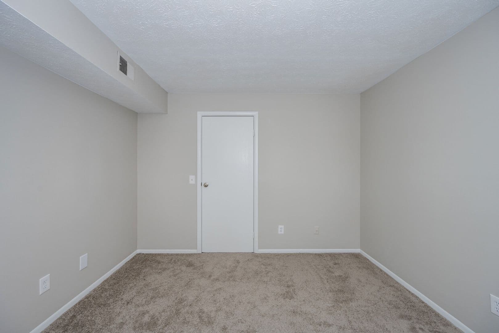 Columbus Apartment: 1833 Schrock Rd
