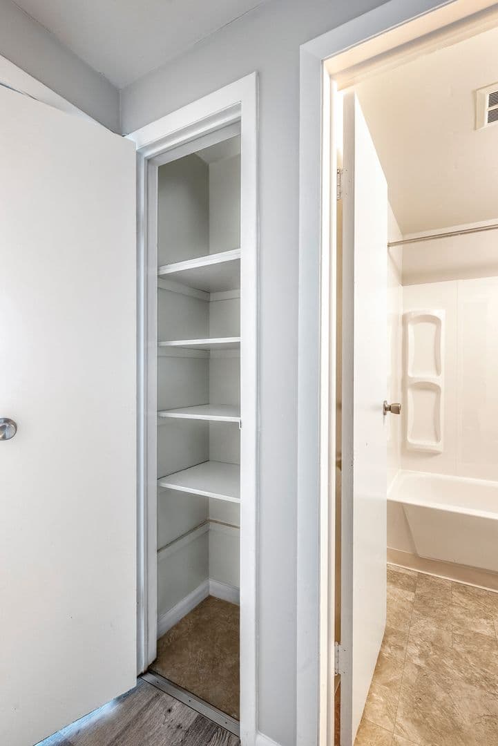 Columbus Apartment: 810 Riverview Drive