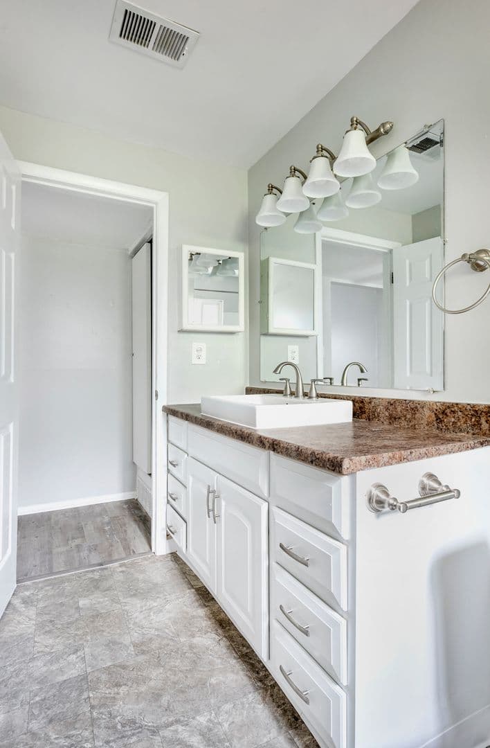 Columbus Apartment: 810 Riverview Drive