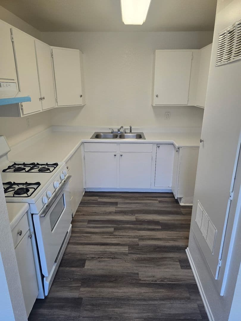 Riverside Apartment: 4631 Hedrick Ave