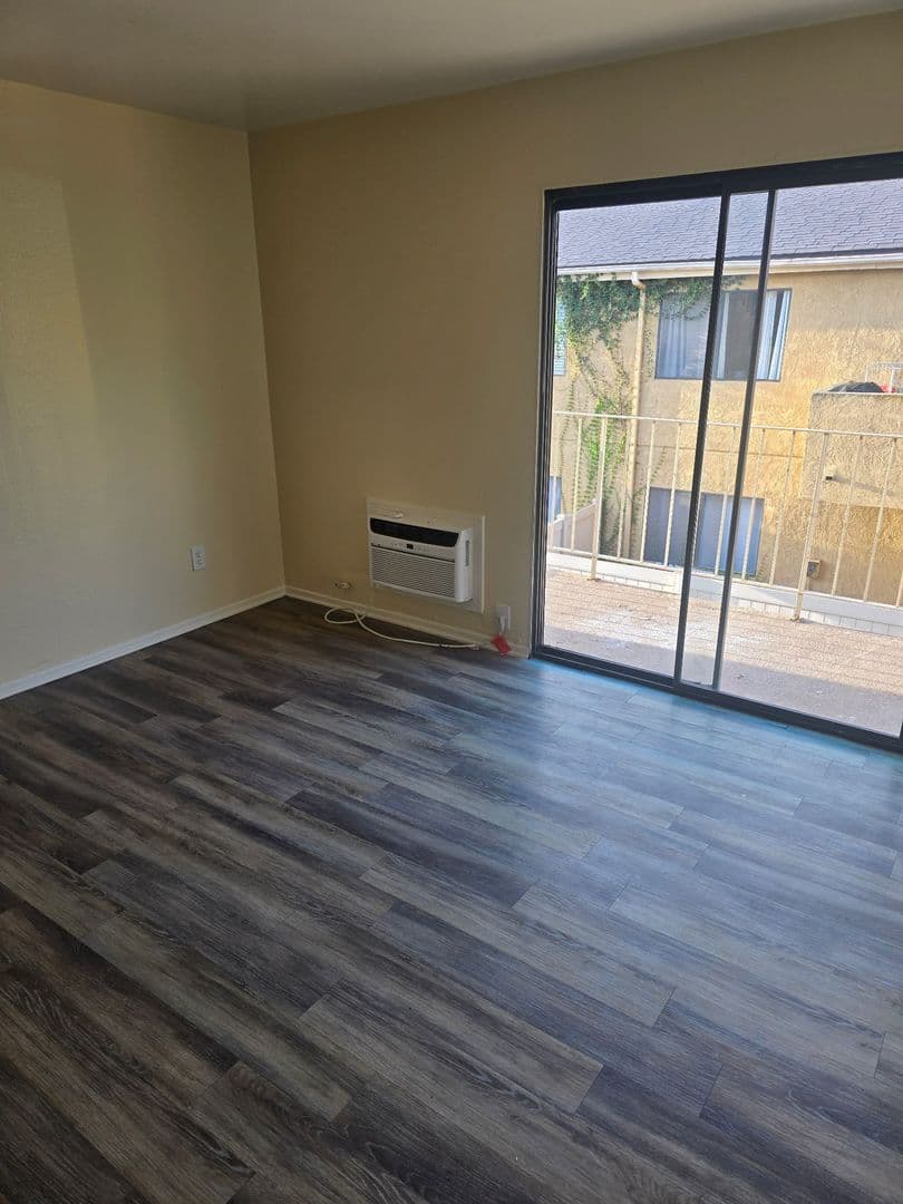 Riverside Apartment: 4631 Hedrick Ave