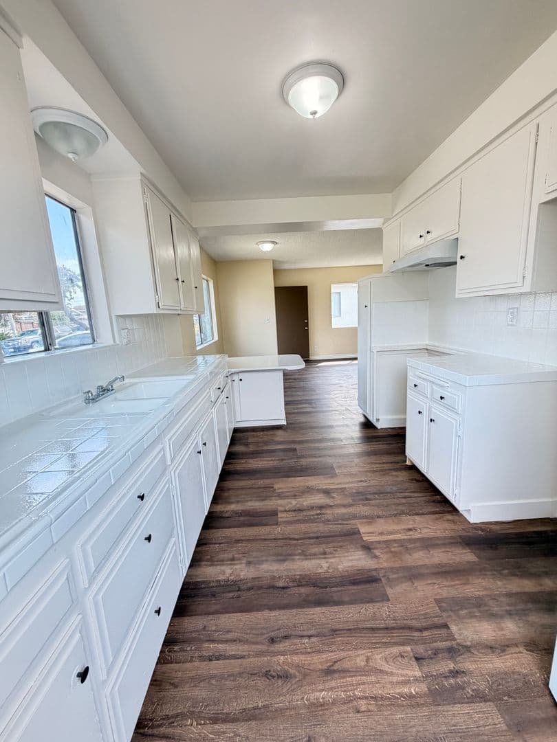 Lawndale Apartment: 14525 Firmona Avenue