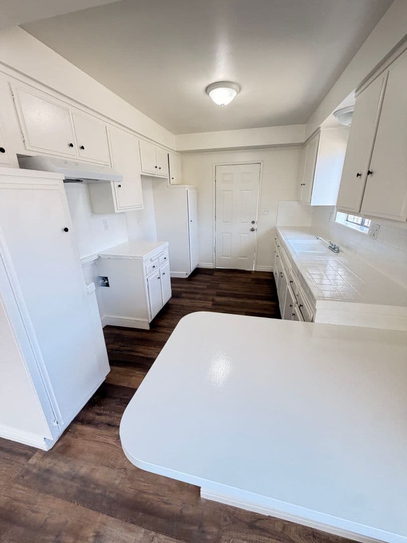 Lawndale Apartment: 14525 Firmona Avenue