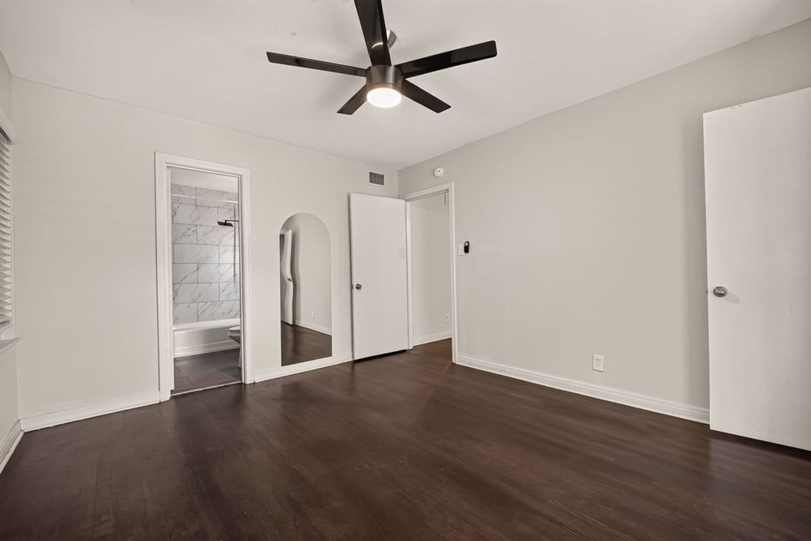 Houston Apartment: 2420 McDuffie St.