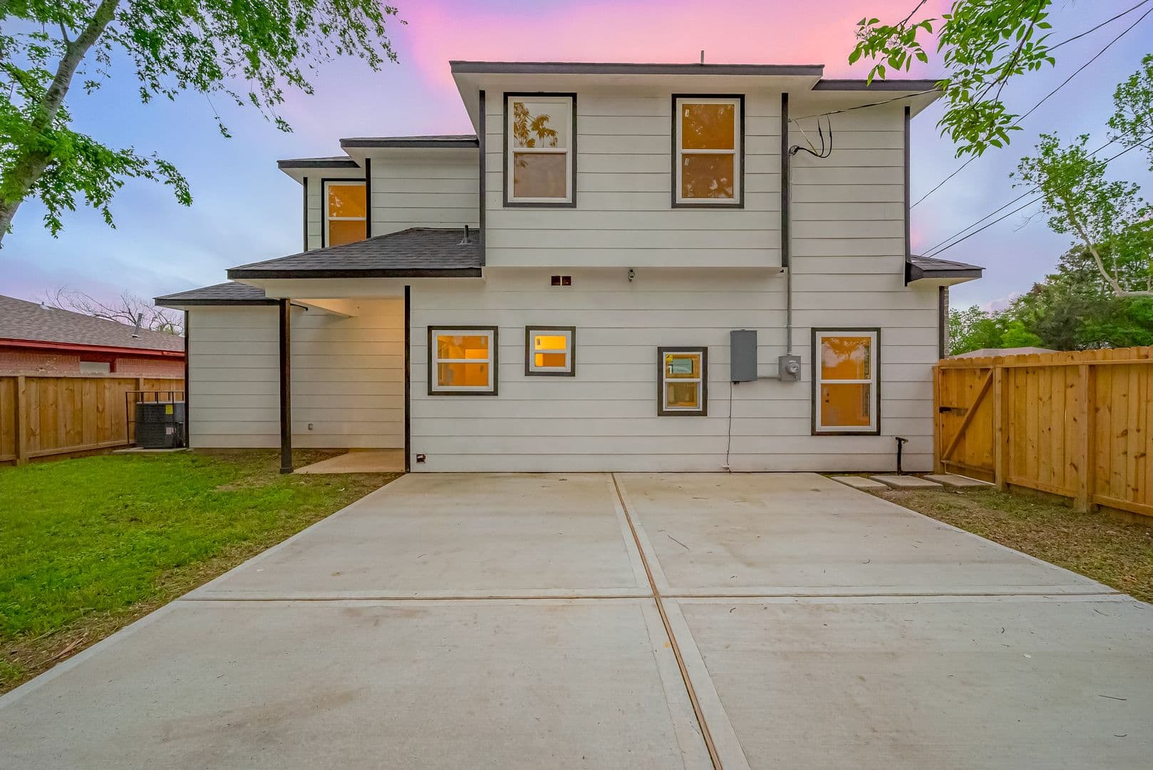 Houston House: 9005 Hilda St.