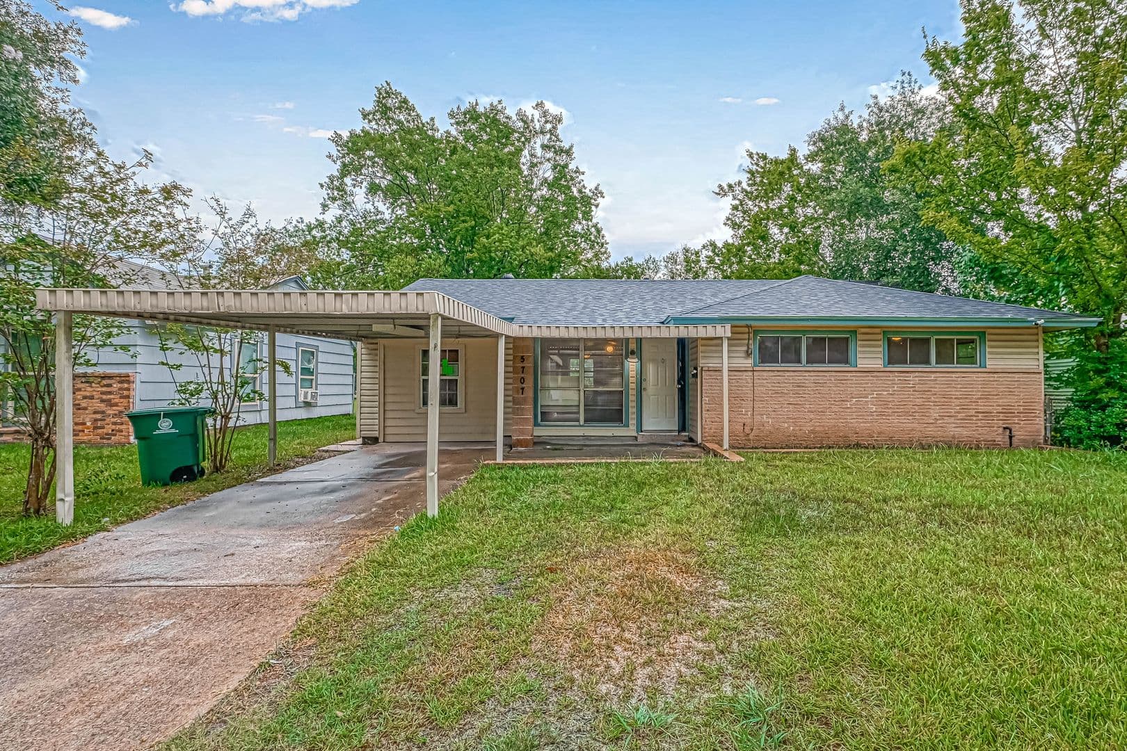 Houston House: 5707 Lakefield Dr.