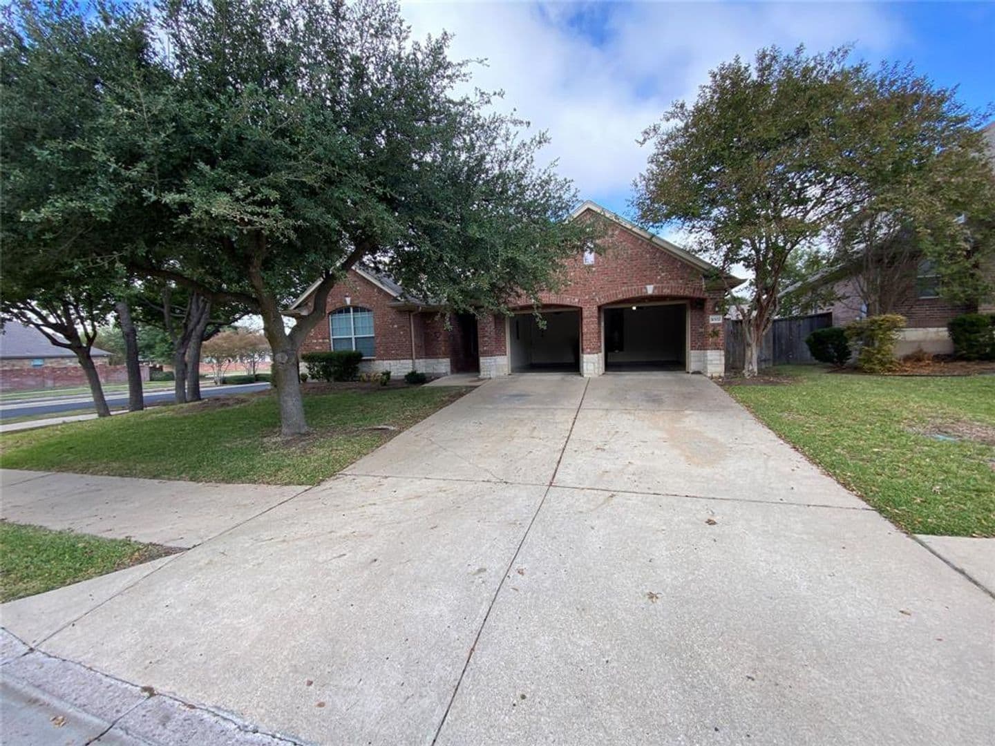 Round Rock House: 1002 Mesquite Hollow Pl.