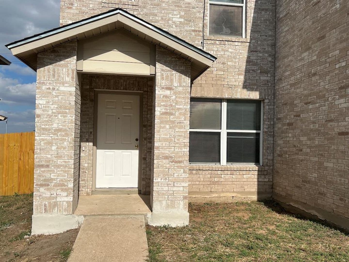 Del Valle House: 13120 Dearbonne Dr