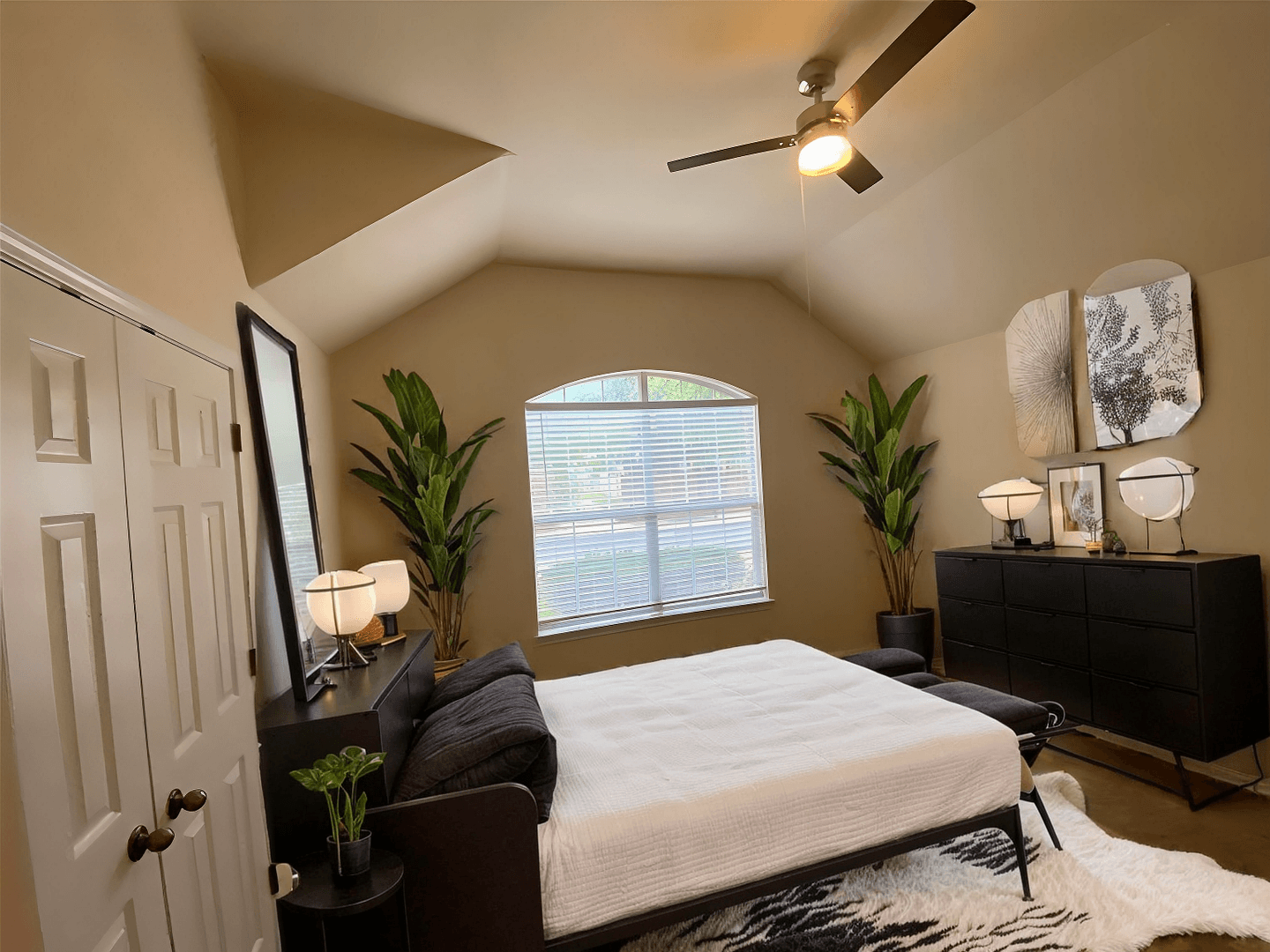 Round Rock House: 1002 Mesquite Hollow Pl.