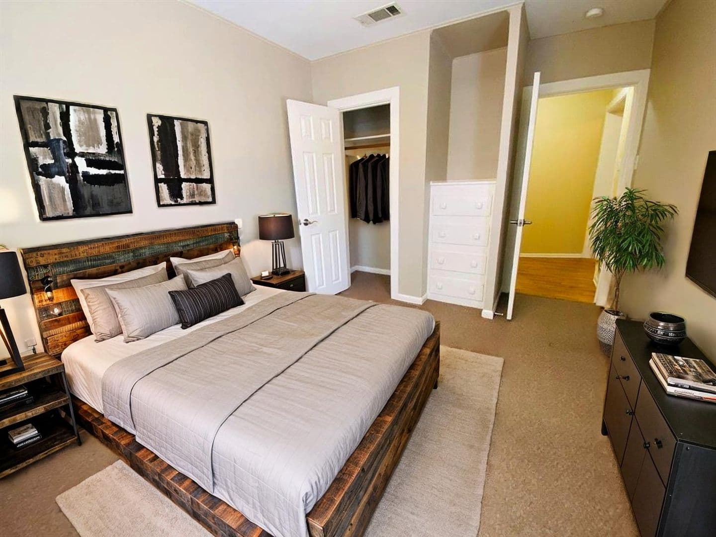 Austin House: 521 E Live Oak St