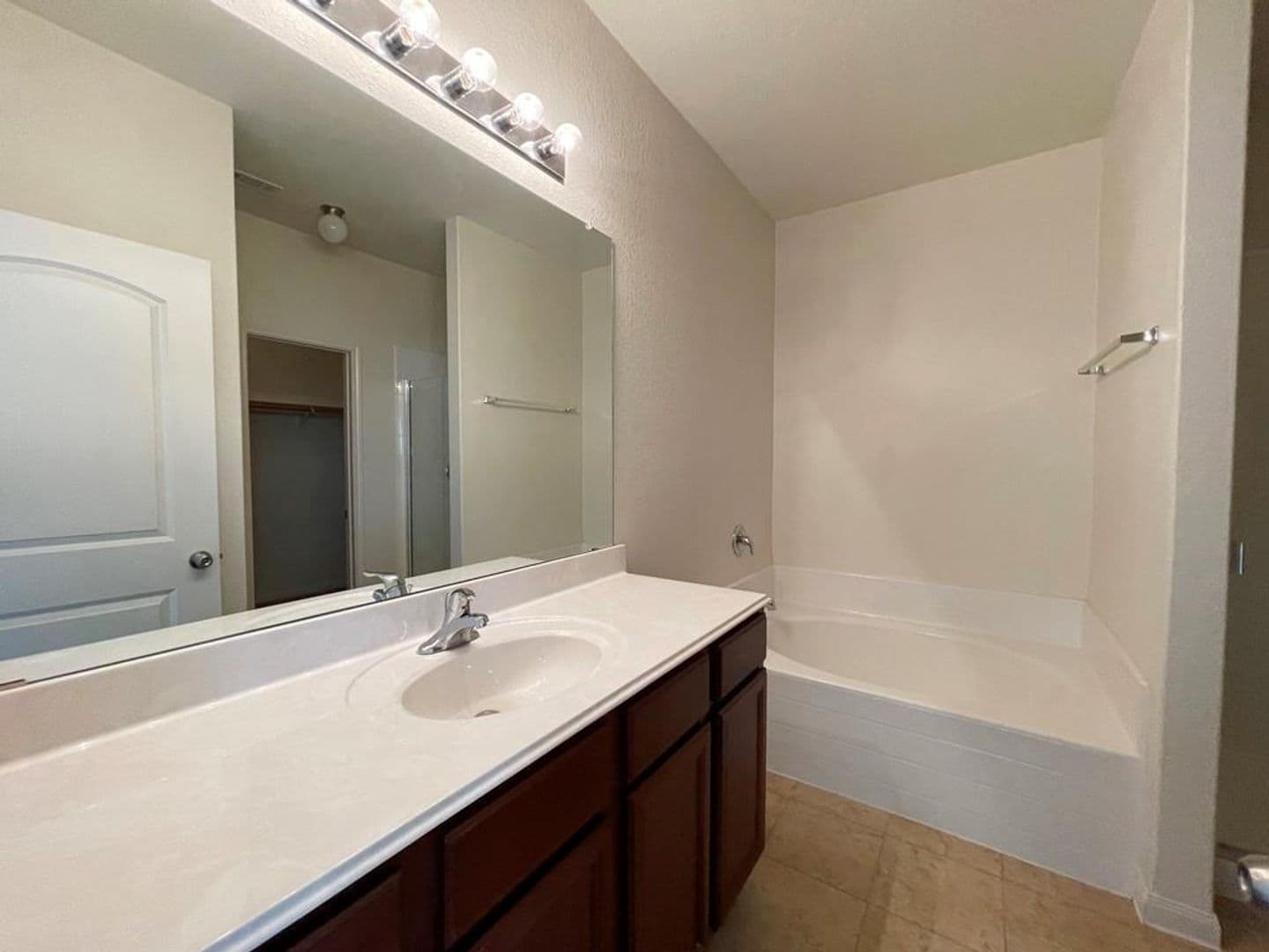 Jarrell House: 408 Farmer Ln