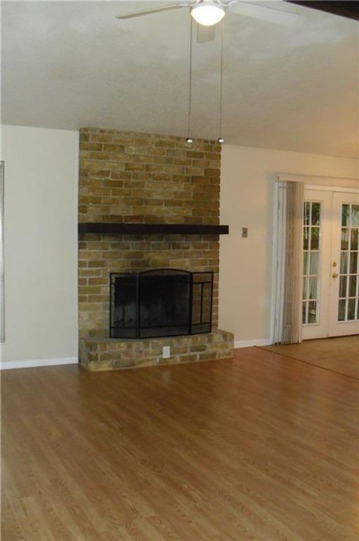 Round Rock Apartment: 1305 Glenda Dr.