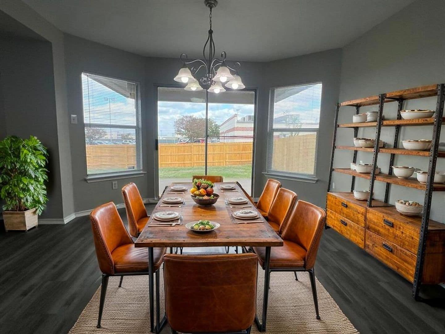 Del Valle House: 13120 Dearbonne Dr