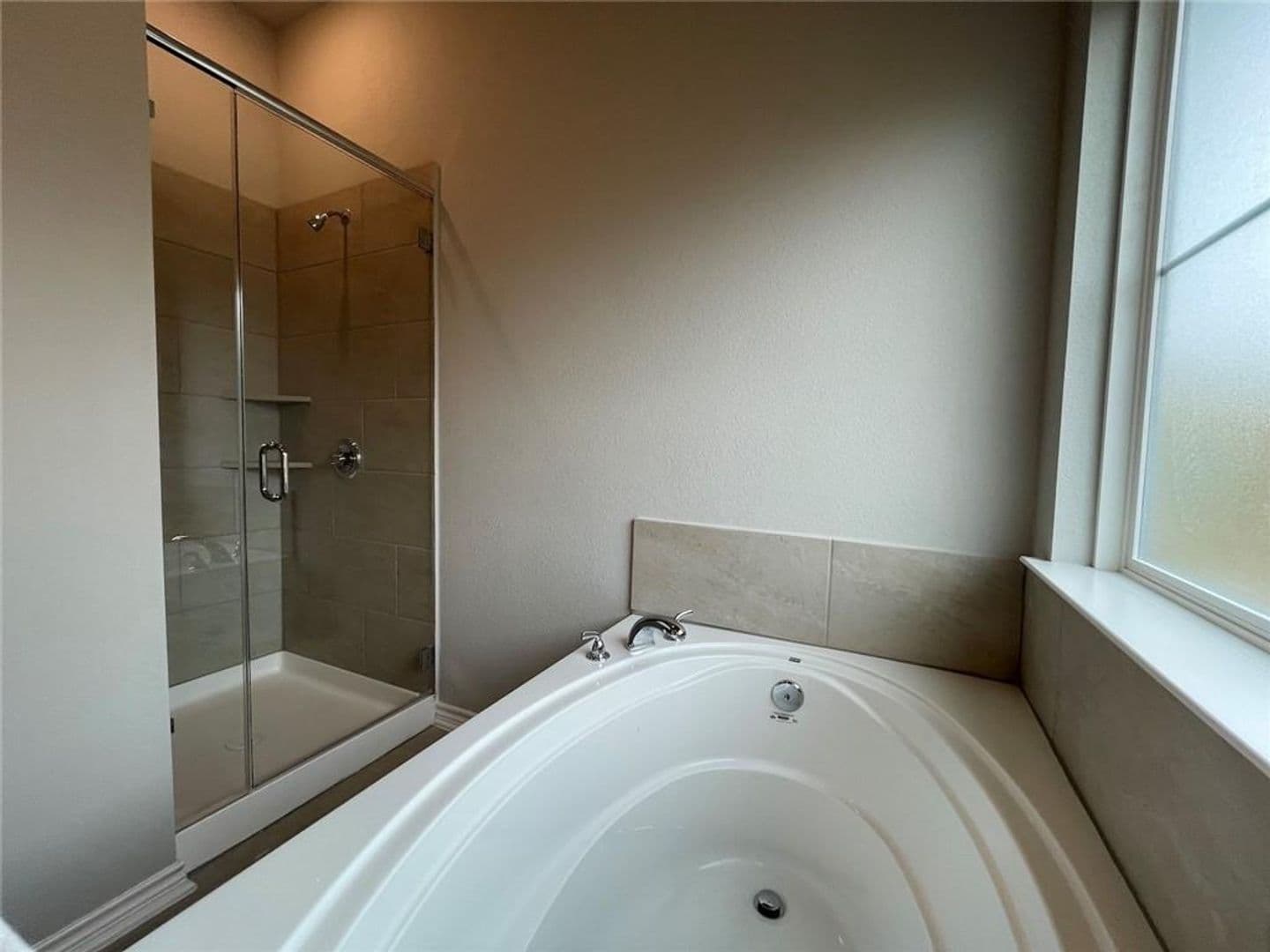 Temple House: 806 Hollyhock Dr