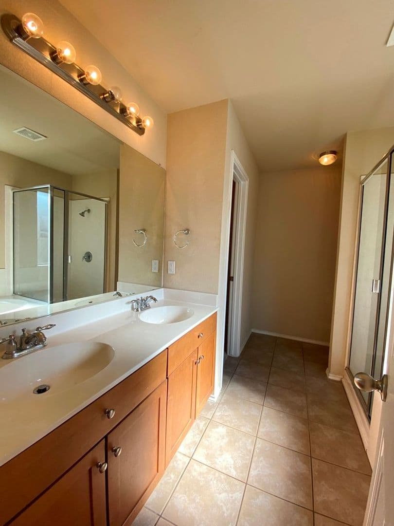 Leander House: 1005 Gentry Dr.