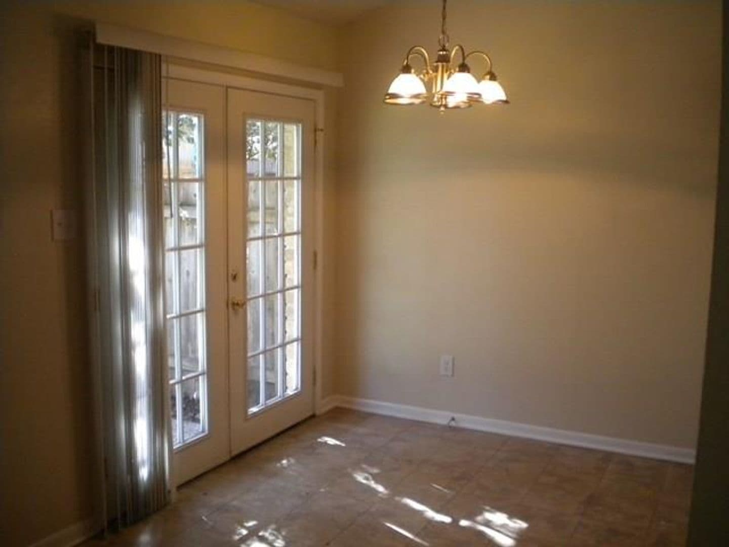 Round Rock Apartment: 1305 Glenda Dr.
