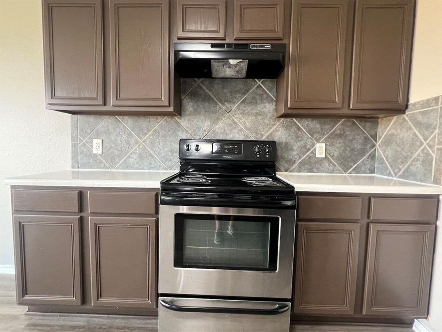 Del Valle House: 13120 Dearbonne Dr