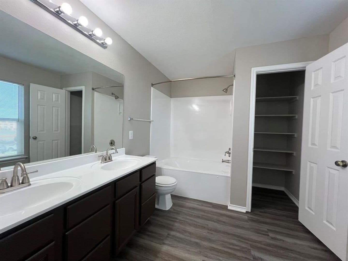 Del Valle House: 13120 Dearbonne Dr