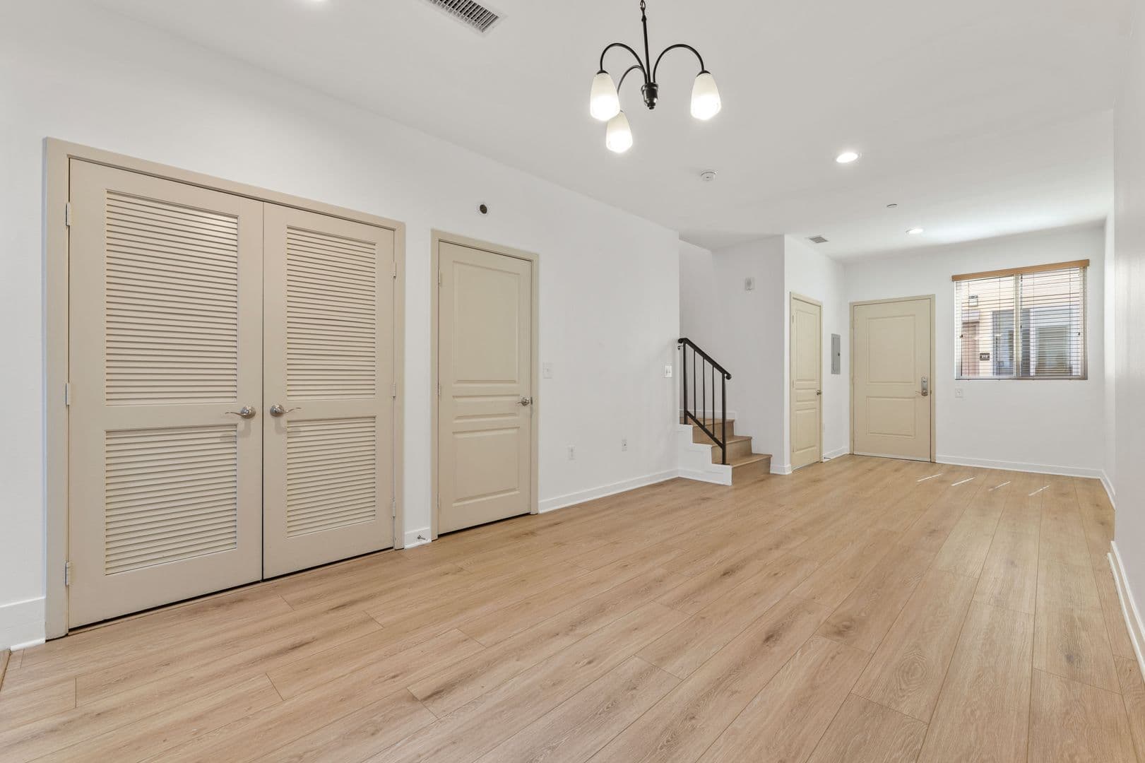 Van Nuys Apartment: 13439 Burbank Blvd