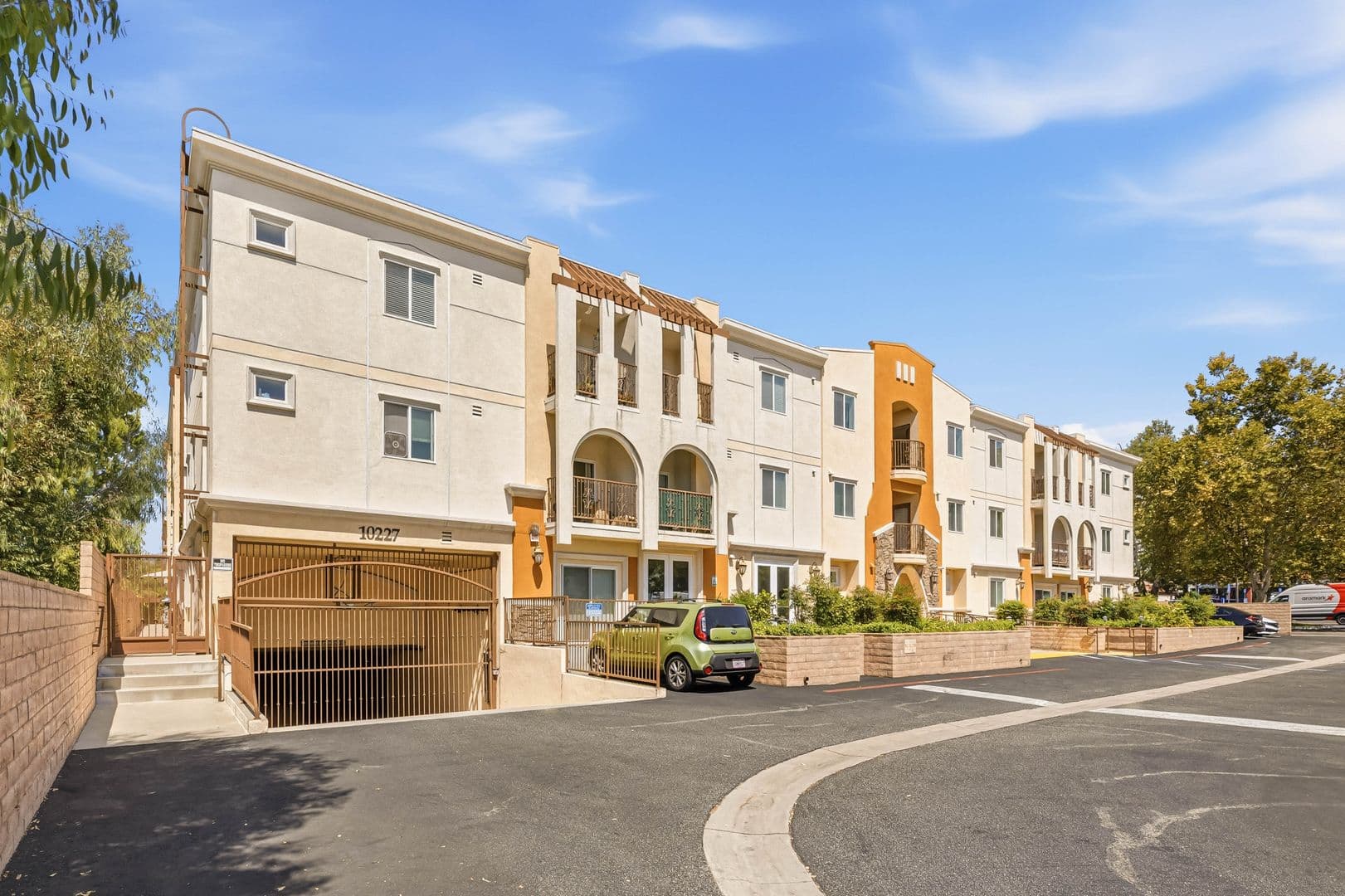 Chatsworth Apartment: 10227 Mason Ave