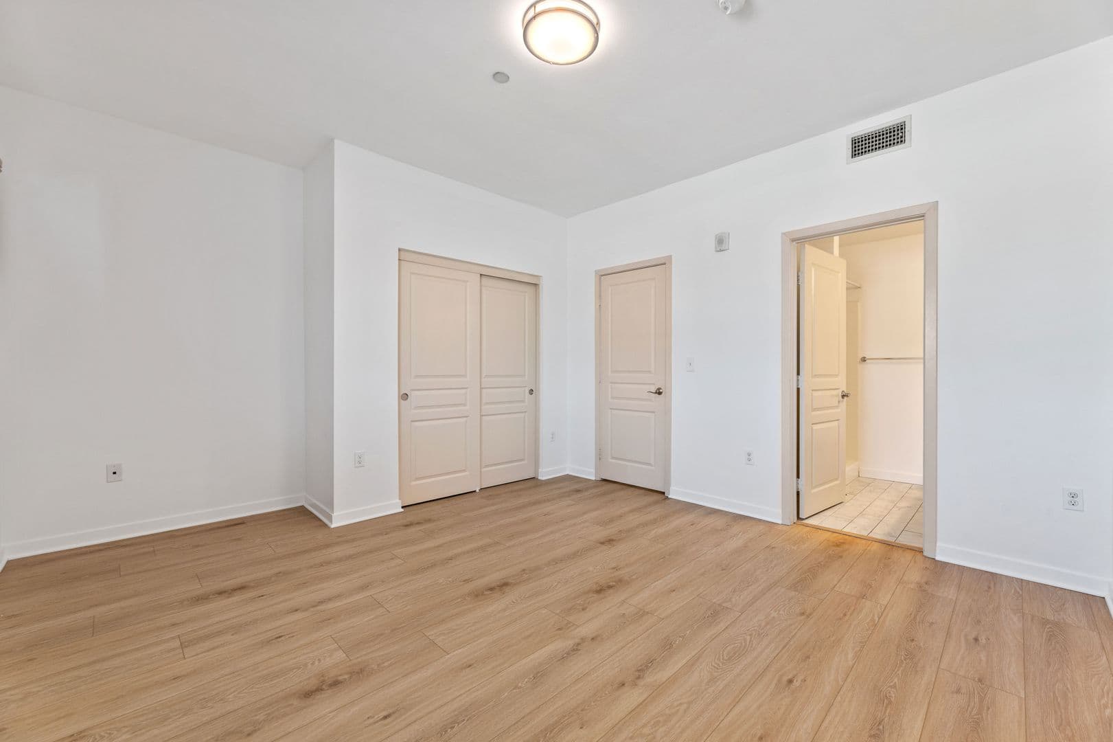 Van Nuys Apartment: 13439 Burbank Blvd