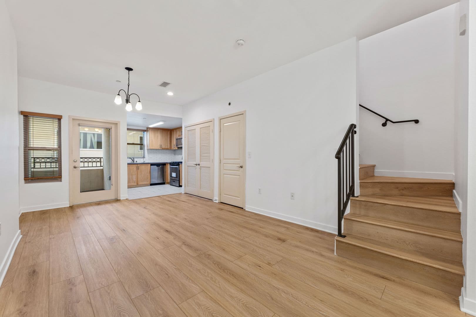 Van Nuys Apartment: 13439 Burbank Blvd