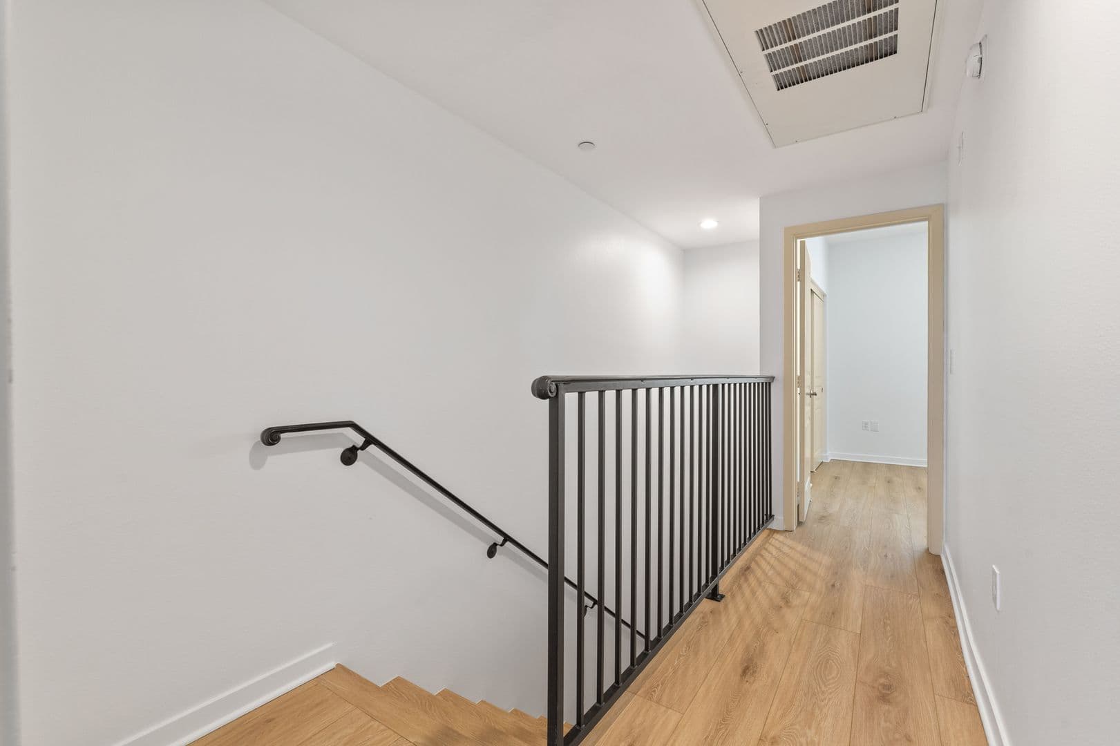 Van Nuys Apartment: 13439 Burbank Blvd