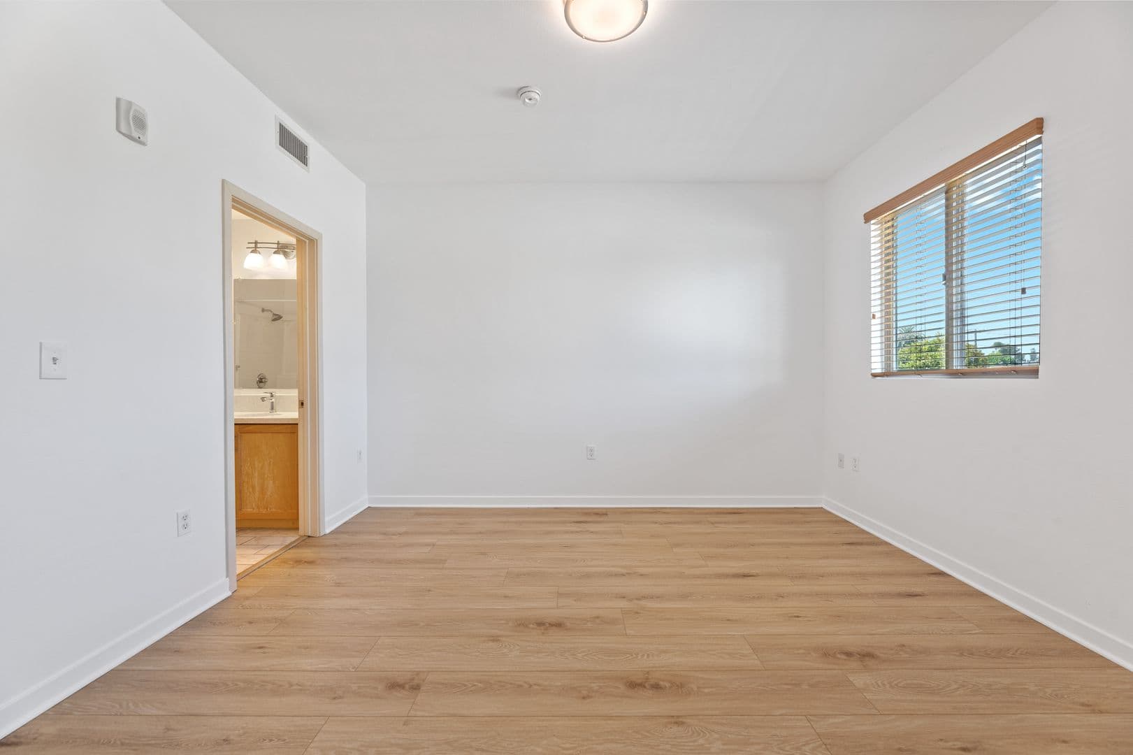 Van Nuys Apartment: 13439 Burbank Blvd