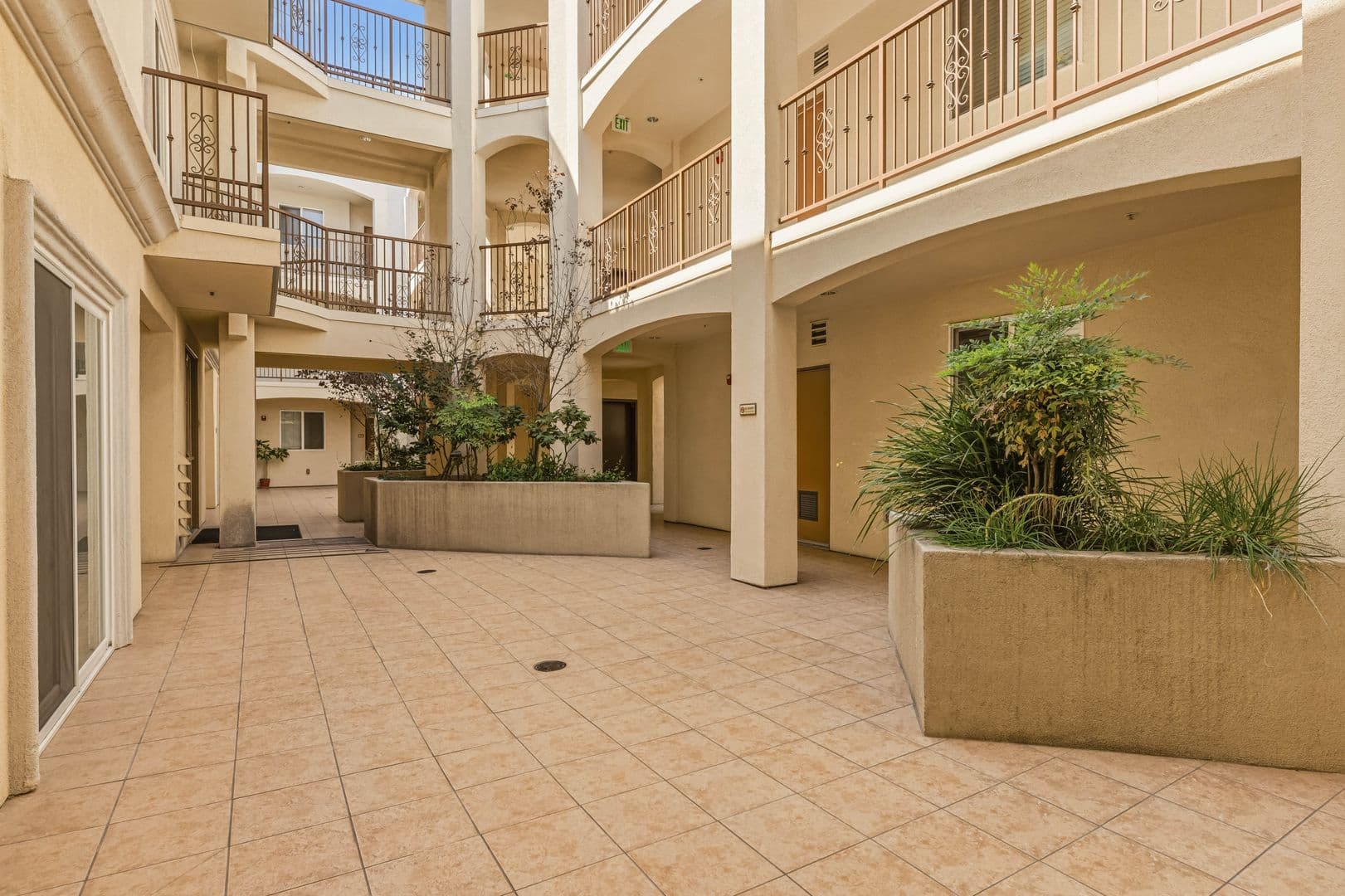 Chatsworth Apartment: 10227 Mason Ave