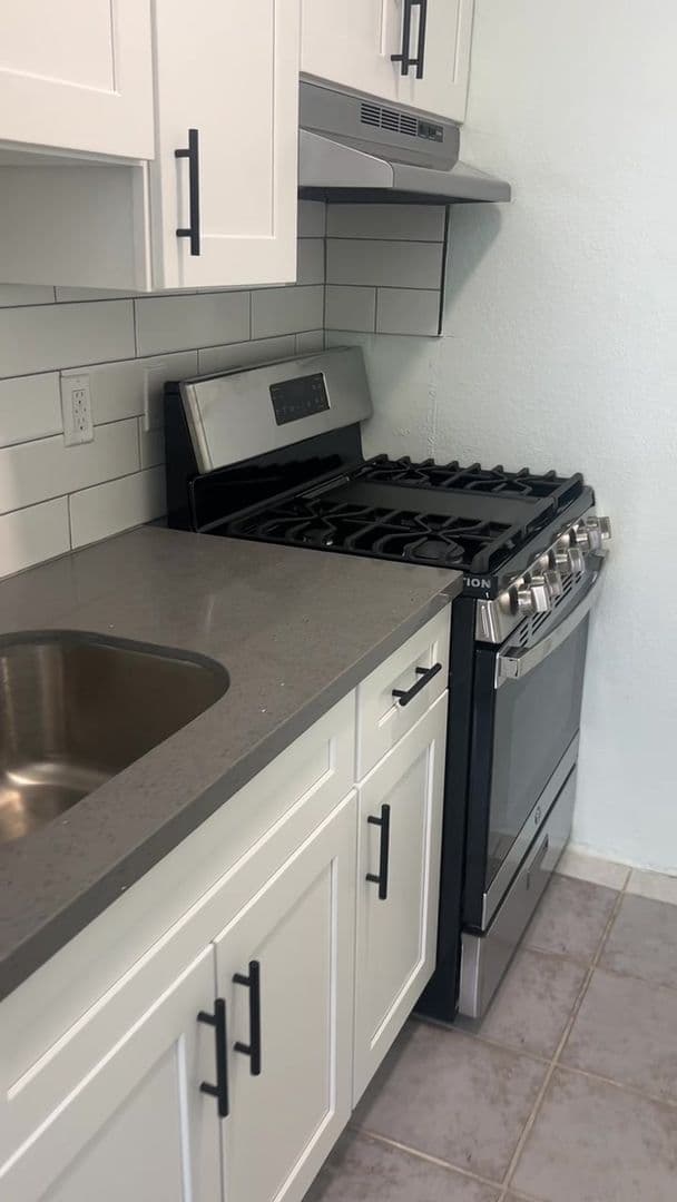 Los Angeles Apartment: 1222 E 78th Street